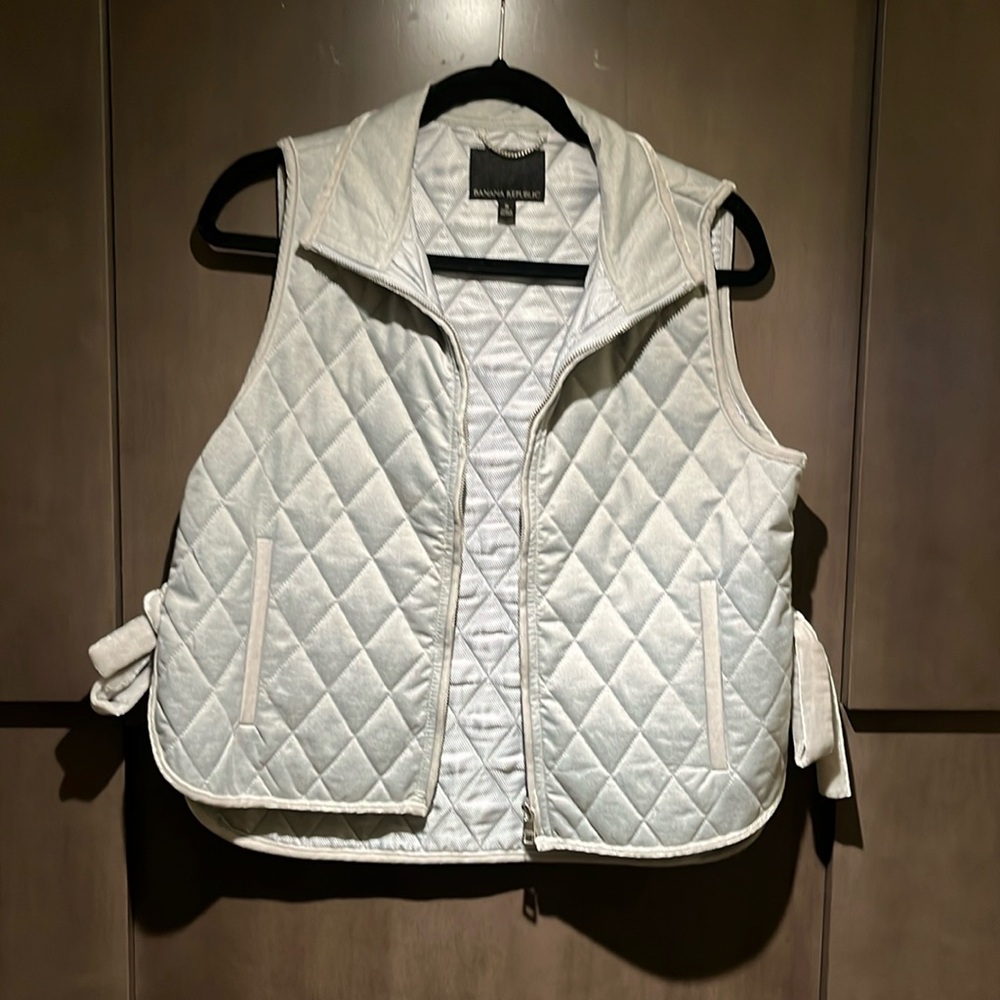 Banana Republic,Gray, Quilted,Women’s Split Vest w/velvet trim. Excellent cond.